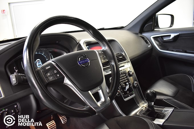 VOLVO XC60 D3 R-design Momentum